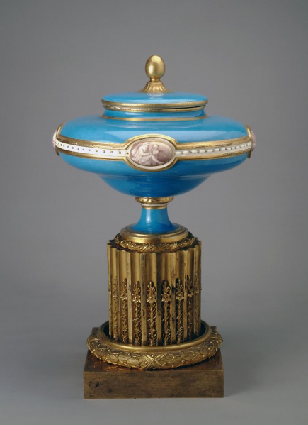 Файл:Ваза-курильница с медальонами.jpg